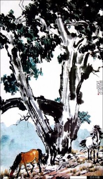 シュ・ベイホン・ジュ・ペオン Painting - 古い墨の木の下に馬を置く徐北紅